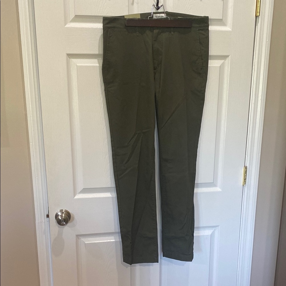 Goodfellow & Co Green Chinos Versatile and Stylish